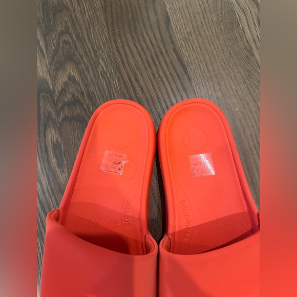Lululemon Women’s Restfeel Slide. - Picture 2 of 3